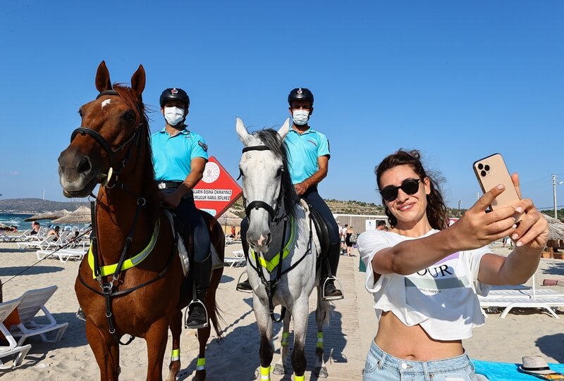 İzmir sahillerinin güvenliği jandarmanın atlı birliklerine emanet