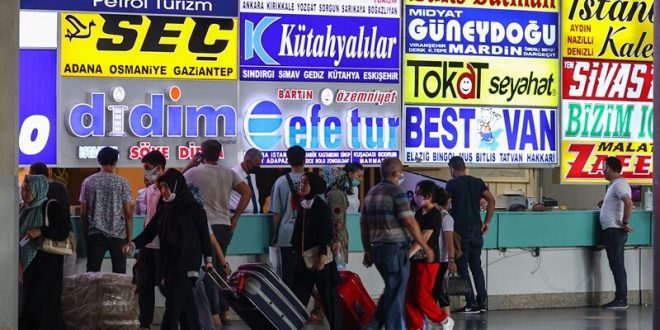 İzmir Şehirlerarası Otobüs Terminalinde bayram öncesi yoğunluk