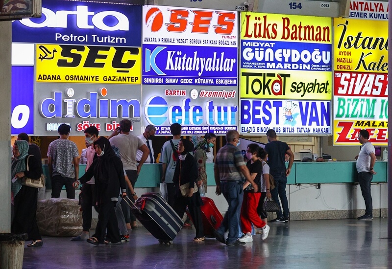 İzmir Şehirlerarası Otobüs Terminalinde bayram öncesi yoğunluk