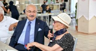 İzmir Valisi Köşger, bayram programı kapsamında huzurevi ve şehit ailelerini ziyaret etti