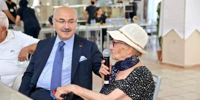 İzmir Valisi Köşger, bayram programı kapsamında huzurevi ve şehit ailelerini ziyaret etti