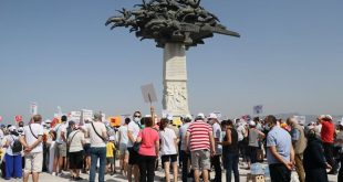 İzmir'de bazı depremzedeler "emsal artışı" talebiyle eylem yaptı