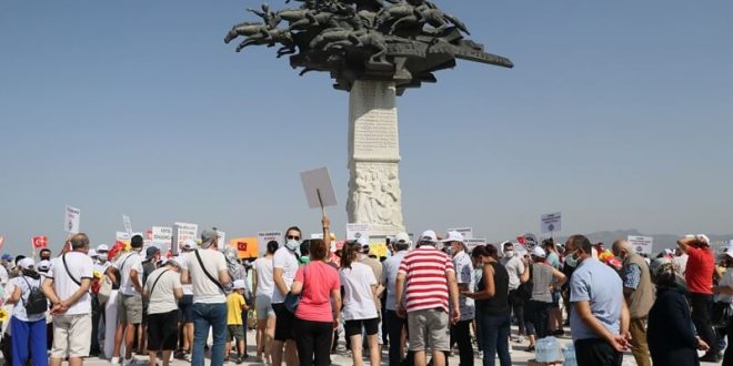 İzmir'de bazı depremzedeler "emsal artışı" talebiyle eylem yaptı