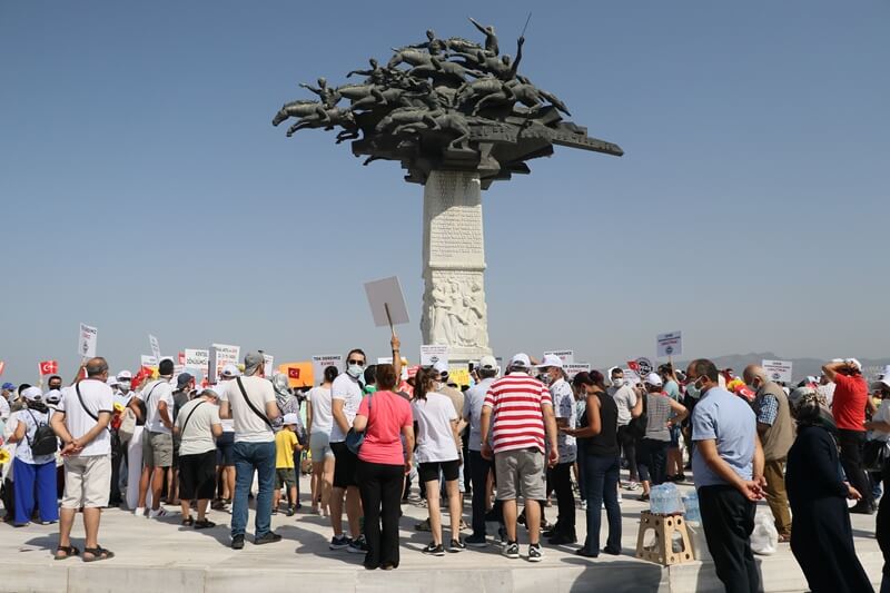 İzmir'de bazı depremzedeler "emsal artışı" talebiyle eylem yaptı