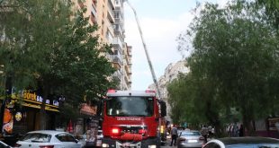 İzmir'de bir apartmanda çıkan yangın sırasında asansörde mahsur kalan kişiyi itfaiye kurtardı