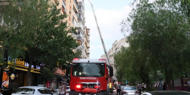 İzmir'de bir apartmanda çıkan yangın sırasında asansörde mahsur kalan kişiyi itfaiye kurtardı