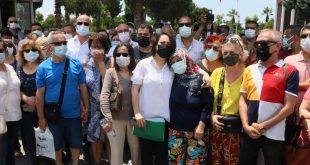 İzmir'de depremzedeler basın açıklaması yaptı