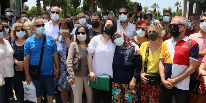 İzmir'de depremzedeler basın açıklaması yaptı