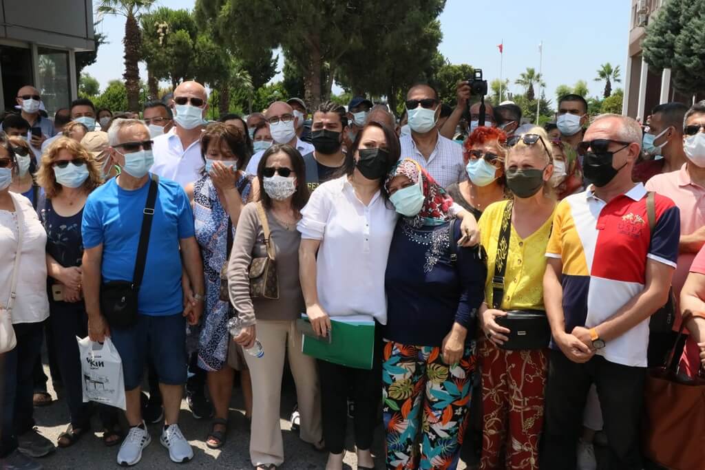 İzmir'de depremzedeler basın açıklaması yaptı