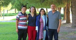 İzmir'de doğuştan görme engelli genç kız, üniversiteyi dereceyle bitirdi