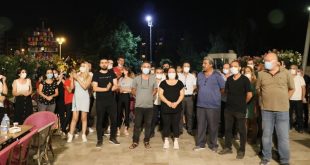 İzmir'de işten çıkarıldığı iddia edilen 69 kişi iş durdurma eylemi yaptı