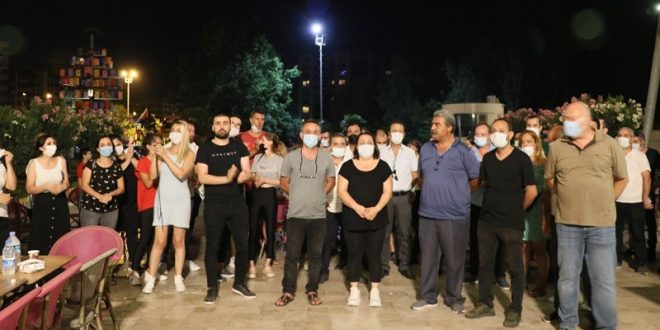 İzmir'de işten çıkarıldığı iddia edilen 69 kişi iş durdurma eylemi yaptı