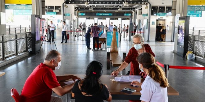 İzmir'de İZBAN Halkapınar İstasyonu'nda Kovid-19 aşı uygulanmasına başlandı