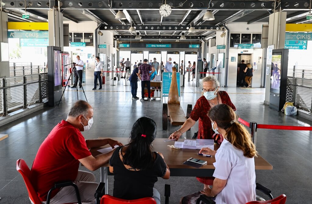 İzmir'de İZBAN Halkapınar İstasyonu'nda Kovid-19 aşı uygulanmasına başlandı
