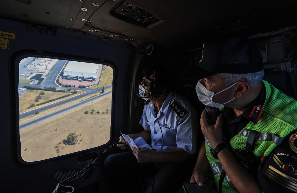 İzmir'de jandarmadan helikopterle trafik denetimi