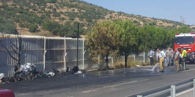 İzmir'de kağıt rulo yüklü tır seyir halindeyken yandı