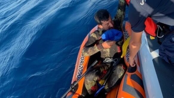 İzmir'de lastik botta mahsur kalan sığınmacı kurtarıldı
