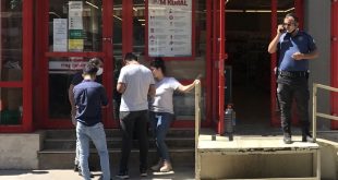 İzmir'de market müdürünü bıçaklayan, bir çalışanı da bıçakla kovalayan kişi polise teslim oldu