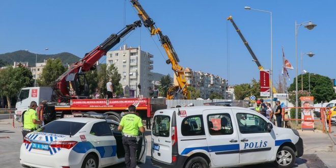 İzmir'de metro inşaatındaki boşluğa düşen otomobilin sürücüsü hayatını kaybetti