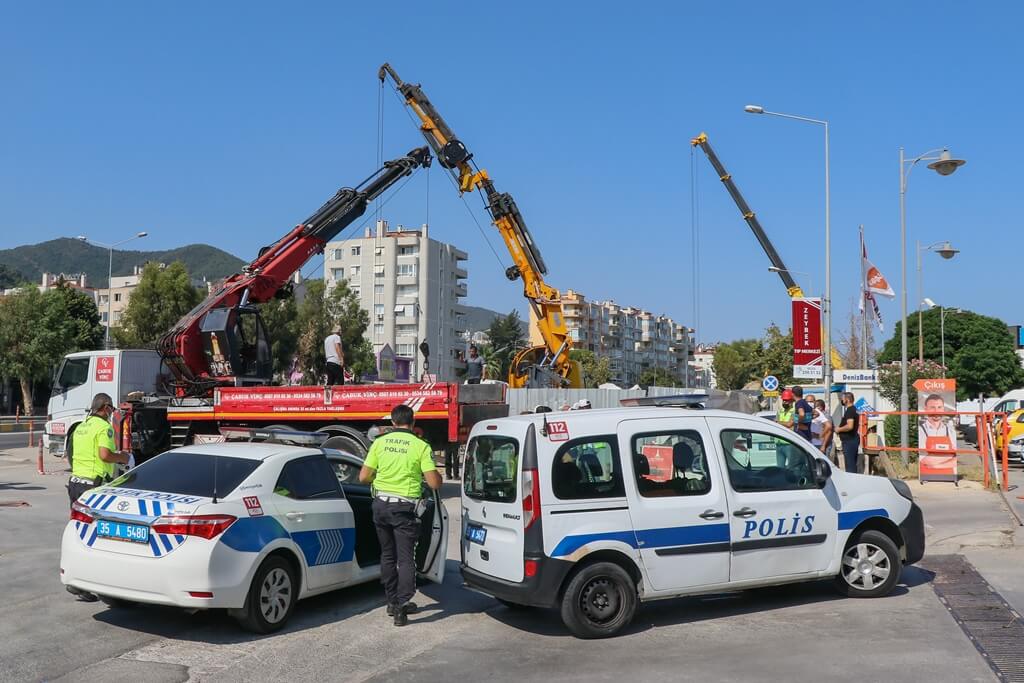 İzmir'de metro inşaatındaki boşluğa düşen otomobilin sürücüsü hayatını kaybetti