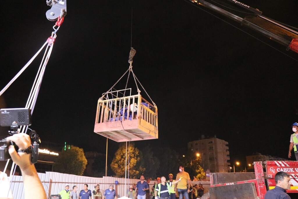 İzmir'de otomobil metro inşaatındaki 25 metrelik boşluğa düştü: 2 ağır yaralı