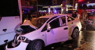 İzmir'de otomobilin belediye otobüsüne çarpması sonucu 4 kişi yaralandı