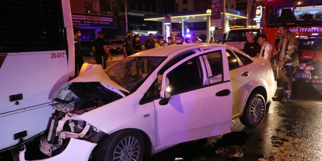 İzmir'de otomobilin belediye otobüsüne çarpması sonucu 4 kişi yaralandı