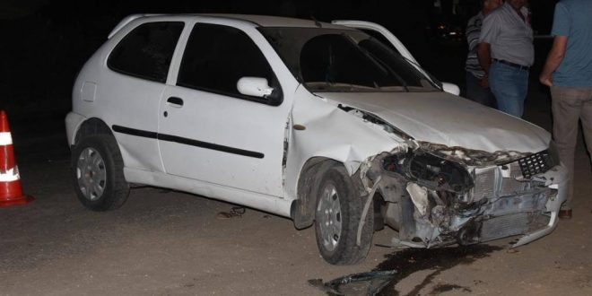 İzmir'de otomobilin hafriyat kamyonuna çarpması sonucu 3 kişi yaralandı