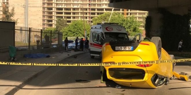 İzmir'de takla atan otomobilin çarptığı kaldırımda yürüyen yaya öldü