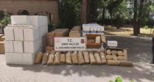 İzmir'deki kaçak tütün ve makaron operasyonunda 3 kişi gözaltına alındı