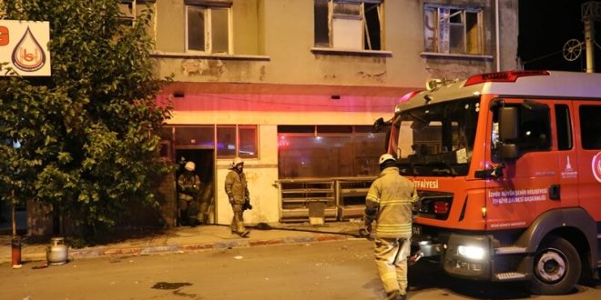 İzmir'in Konak ilçesinde fırında patlamanın ardından çıkan yangın hasara neden oldu