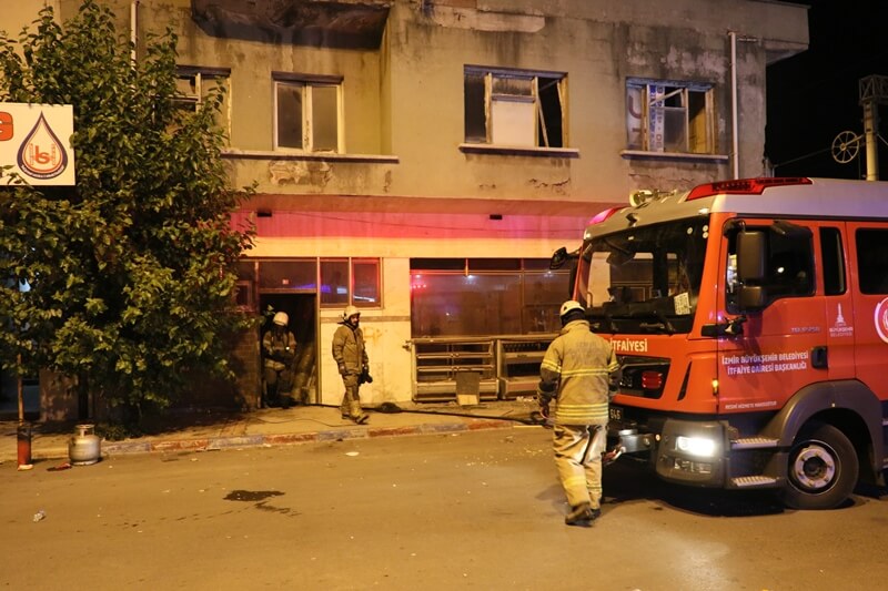 İzmir'in Konak ilçesinde fırında patlamanın ardından çıkan yangın hasara neden oldu