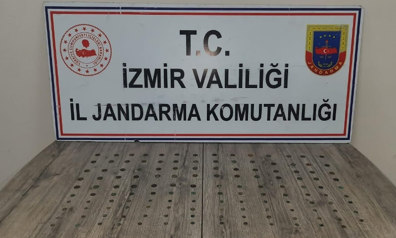 İzmir'in Torbalı ilçesinde 139 gümüş sikke ele geçirildi, 5 kişi yakalandı