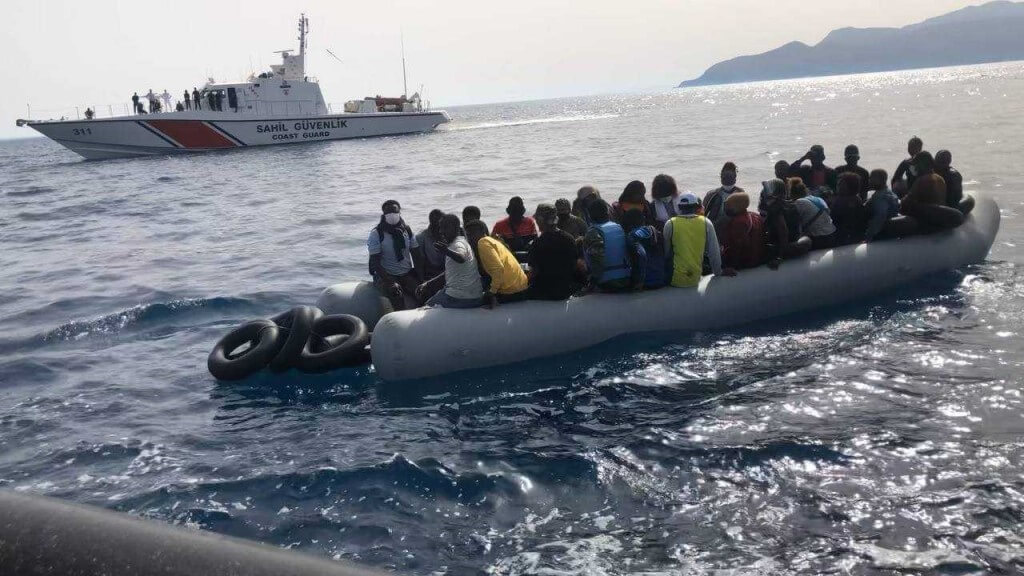 Kuşadasın'da 39 düzensiz göçmen kurtarıldı