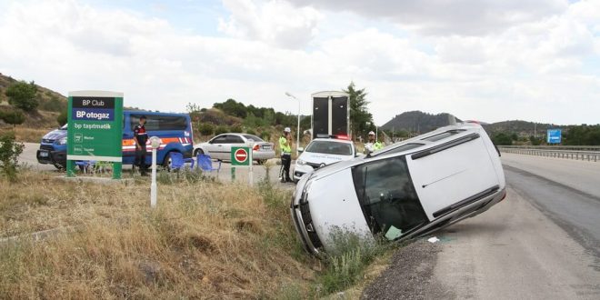 Manisa'da otomobilin devrilme anı güvenlik kamerasında