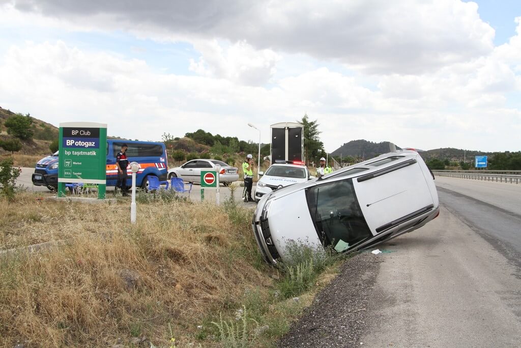 Manisa'da otomobilin devrilme anı güvenlik kamerasında