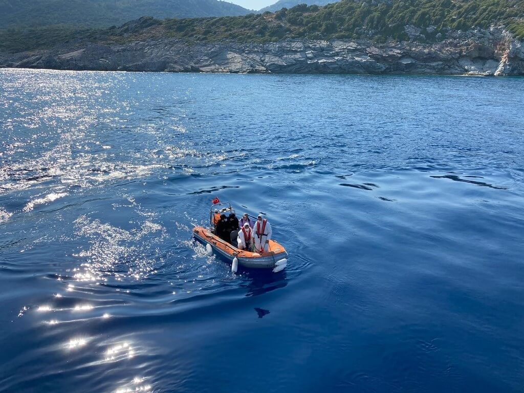 Marmaris'te mahsur kalan 8 düzensiz göçmen kurtarıldı