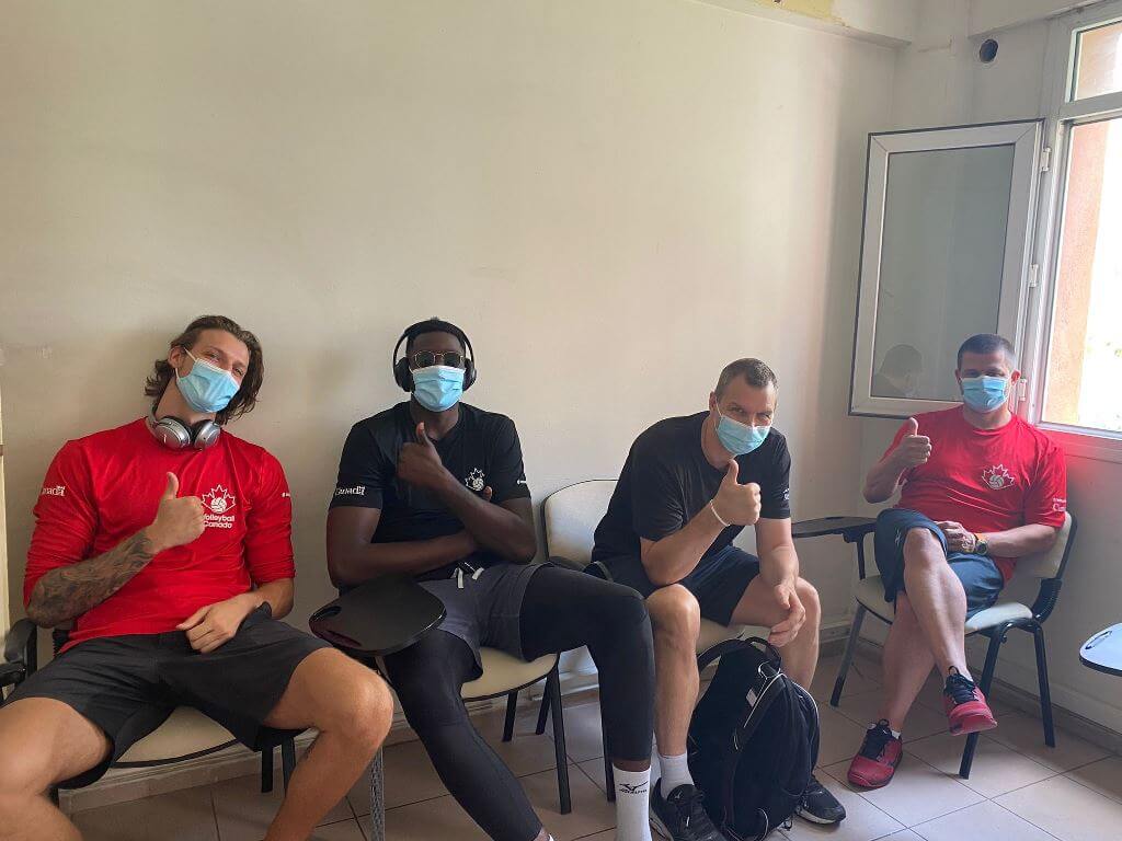 Tokyo Olimpiyatları öncesi İzmir'de kamp yapan Kanada Erkek Voleybol Takımı, Kovid-19 aşısı oldu