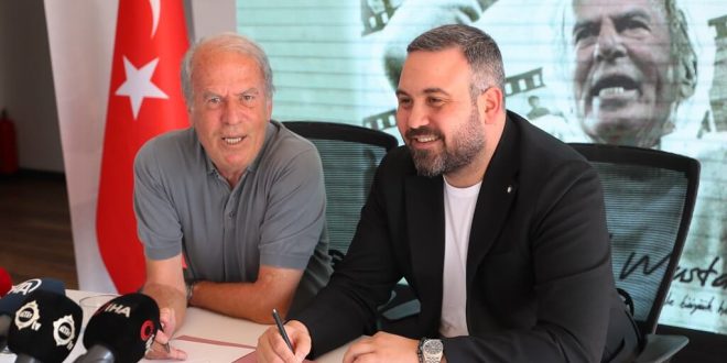 Altay, teknik direktör Mustafa Denizli ve yeni futbolcular için imza töreni düzenledi