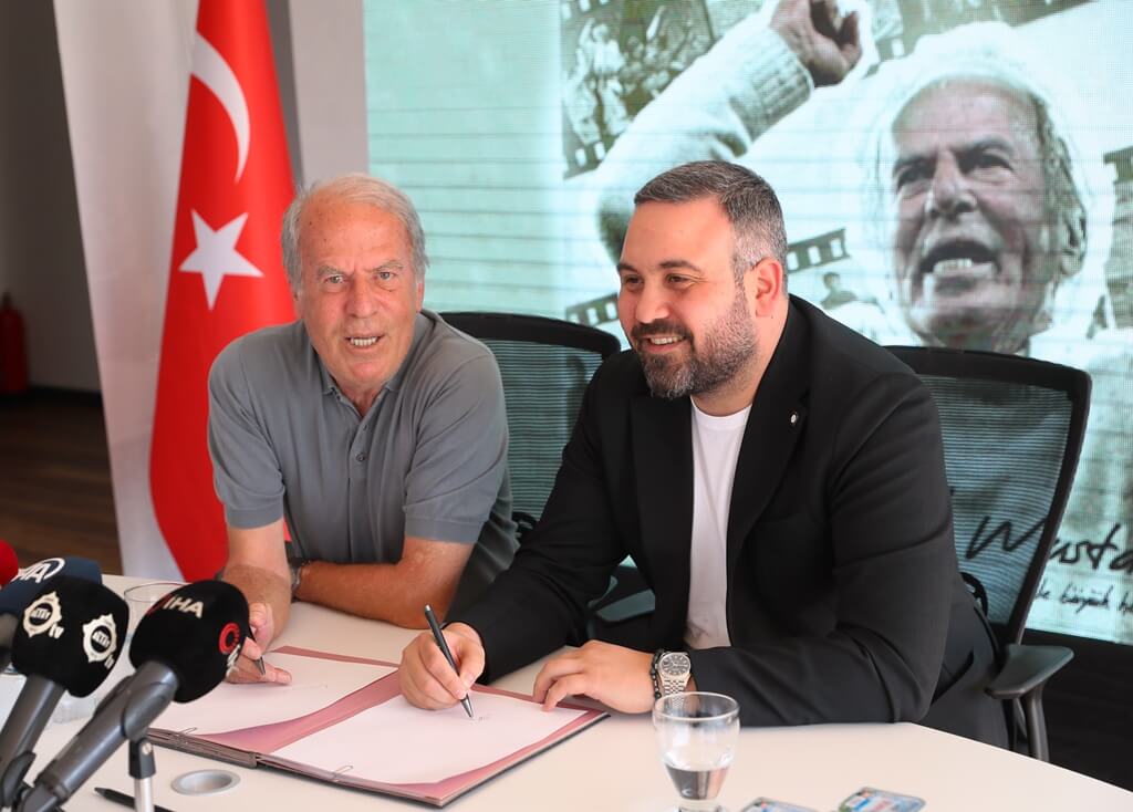 Altay, teknik direktör Mustafa Denizli ve yeni futbolcular için imza töreni düzenledi