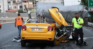 İzmir Balçova İlçesinde taksinin tıra çarpması sonucu 1 kişi öldü, 2 kişi yaralandı