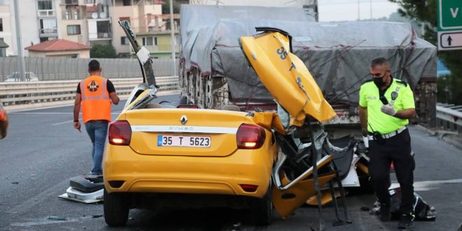 İzmir Balçova İlçesinde taksinin tıra çarpması sonucu 1 kişi öldü, 2 kişi yaralandı