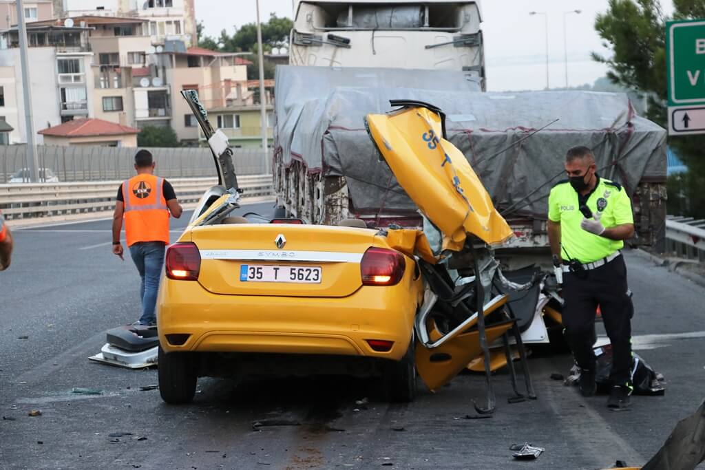 İzmir Balçova İlçesinde taksinin tıra çarpması sonucu 1 kişi öldü, 2 kişi yaralandı