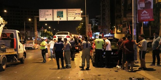 İzmir Karşıyaka'da iki otomobil çarpıştı: 5 yaralı