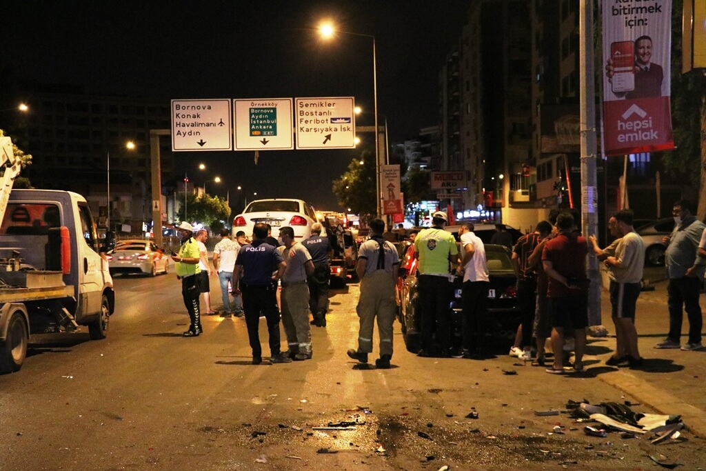 İzmir Karşıyaka'da iki otomobil çarpıştı: 5 yaralı