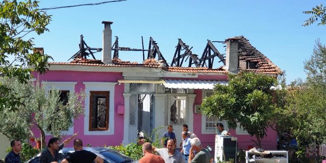 İzmir'de çıkan yangında 2 tarihi ev kullanılamaz hale geldi