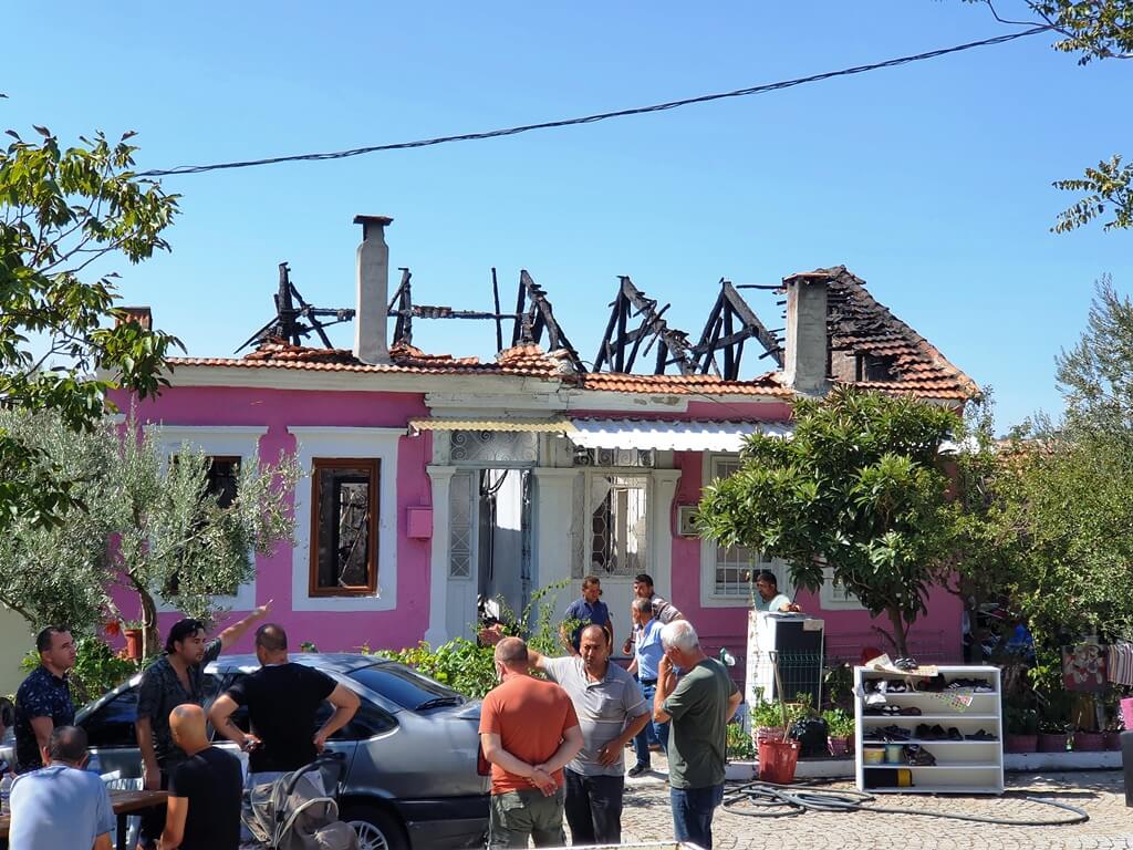 İzmir'de çıkan yangında 2 tarihi ev kullanılamaz hale geldi