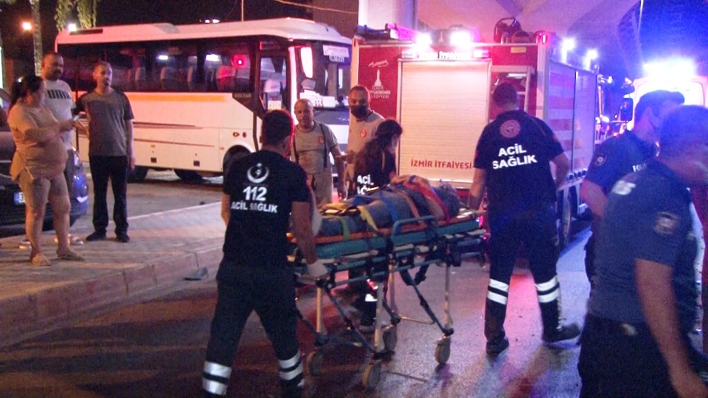 İzmir'de hafif ticari araç viyadükten demir yoluna düştü: 1 ölü, 5 yaralı