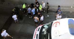 İzmir'de iki motosikletin alt geçitte çarpışması sonucu 3 kişi yaralandı