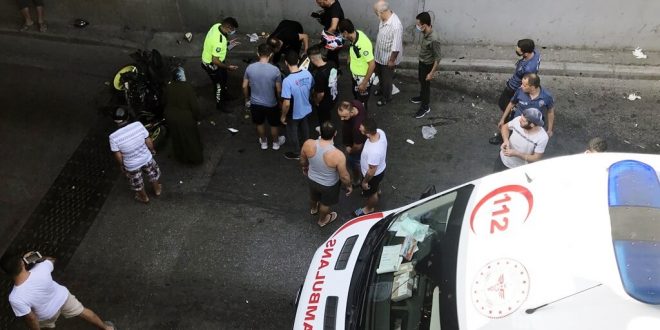 İzmir'de iki motosikletin alt geçitte çarpışması sonucu 3 kişi yaralandı